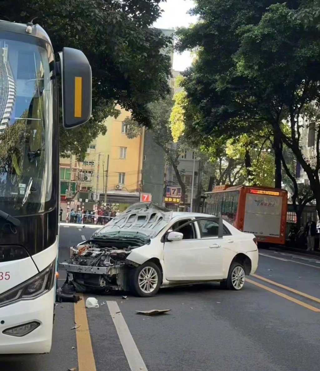 广州今早发生严重交通事故，造成11受伤。