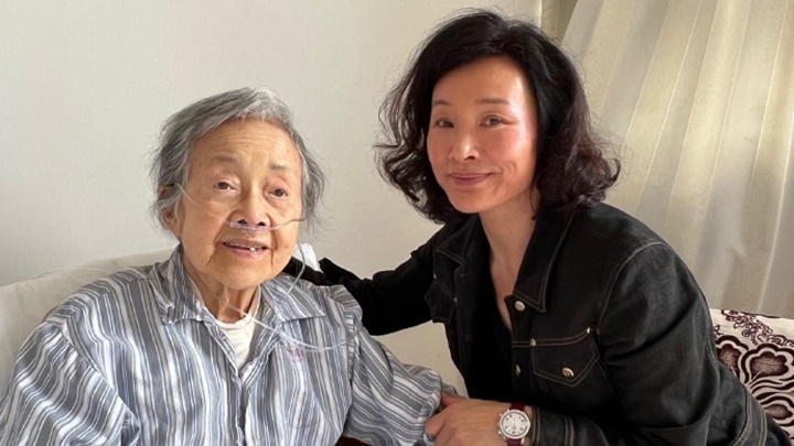 陈冲今年两度飞回上海探望母亲，但在母亲临终时，她却没陪在身边，非常遗憾。