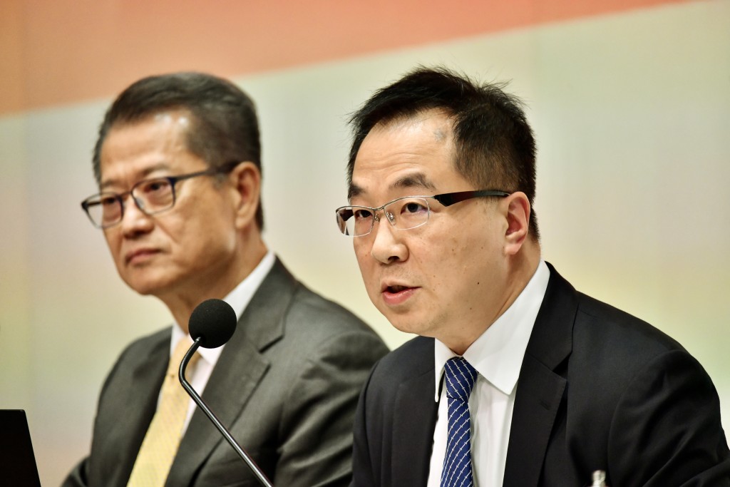财政司司长陈茂波（左）和财政司司长私人办公室政策统筹主任李文成（右）公布消费券详情。资料图片