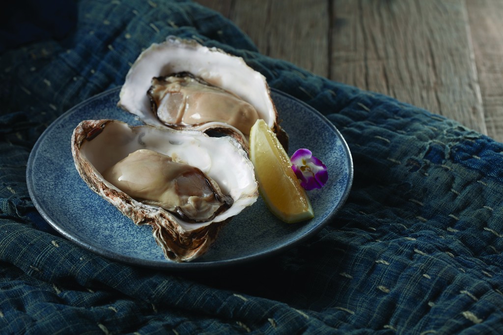 来自北海道的生蚝饱满多汁,出产自厚岸湾自然特别奶滑爽口,质感肥美腍滑而不腻。(千両限定北海道秋冬餐目) 来自北海道的生蚝饱满多汁,出产自厚岸湾自然特别奶滑爽口,质感肥美腍滑而不腻。(千両限定北海道秋冬餐目)
