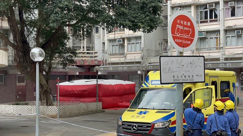 消防員展開氣墊戒備。曾志恒攝 消防員展開氣墊戒備。曾志恒攝