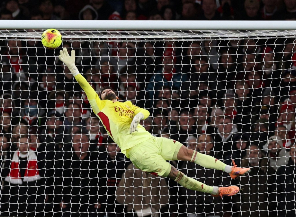 拉耶飞扑助阿仙奴保住胜局。路透社