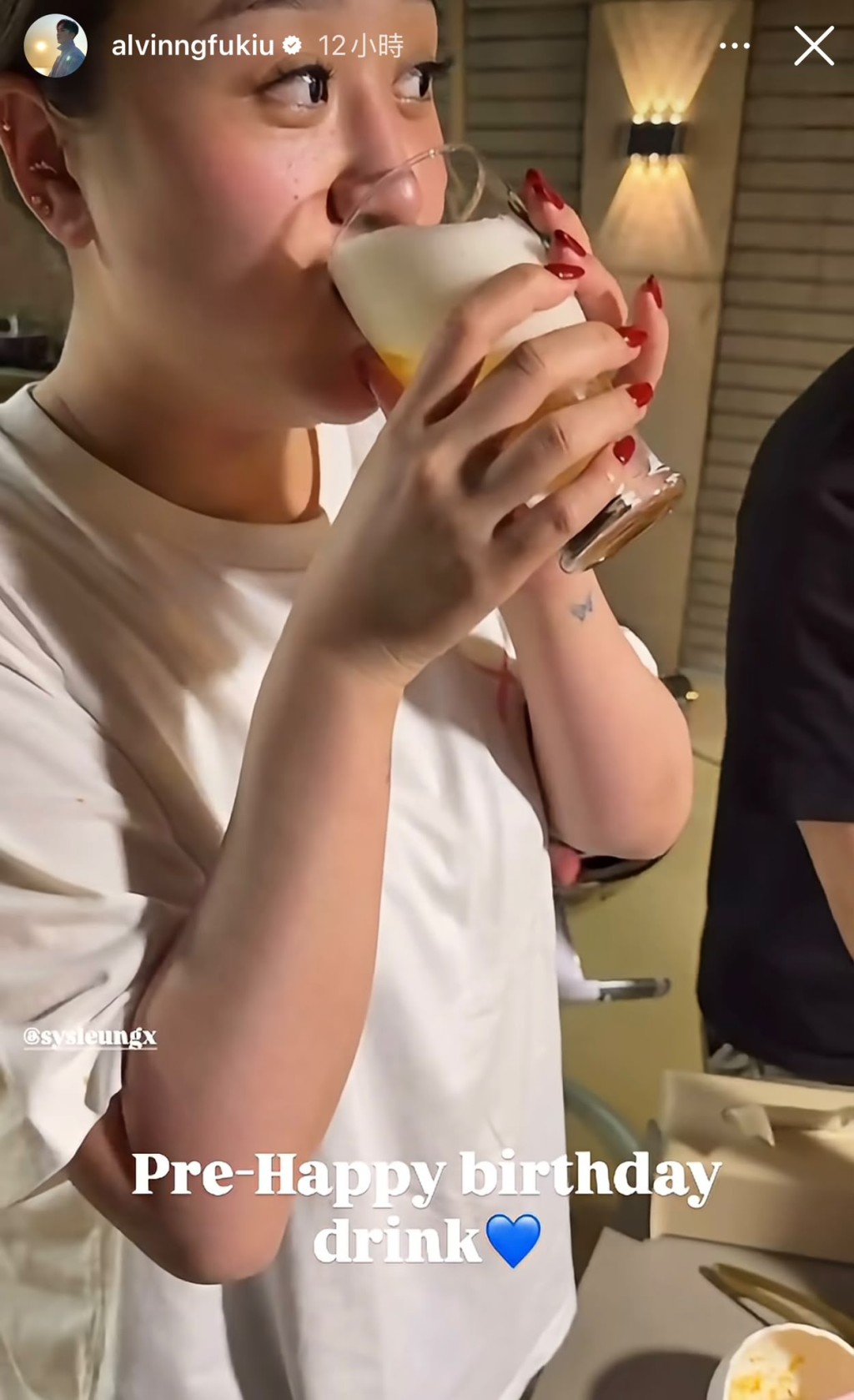 Shirley產後首曝光,豪氣飲啤酒。 Shirley產後首曝光,豪氣飲啤酒。