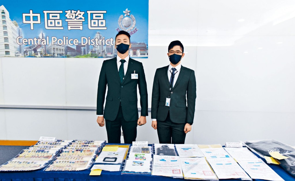 中區警區總督察(刑事)郭進傑(左)講述案情。