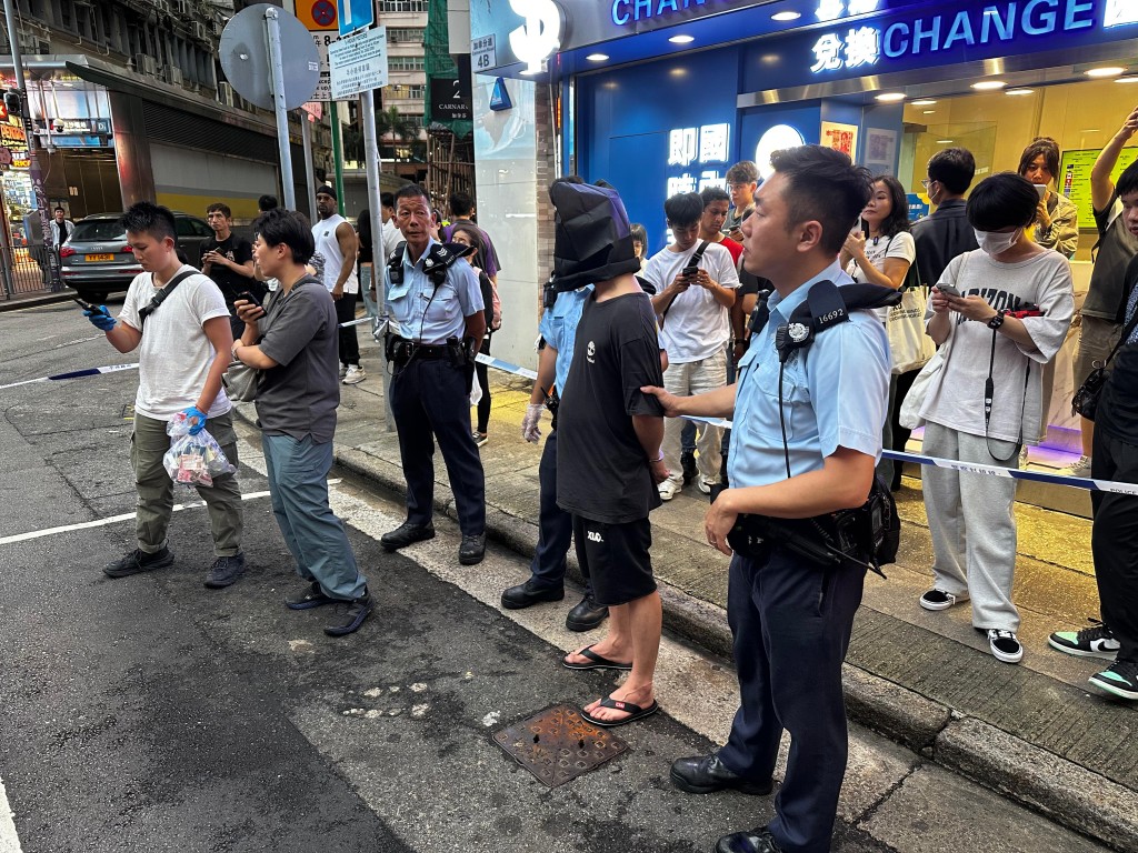 毒販被黑布蒙頭,雙手反鎖。 毒販被黑布蒙頭,雙手反鎖。