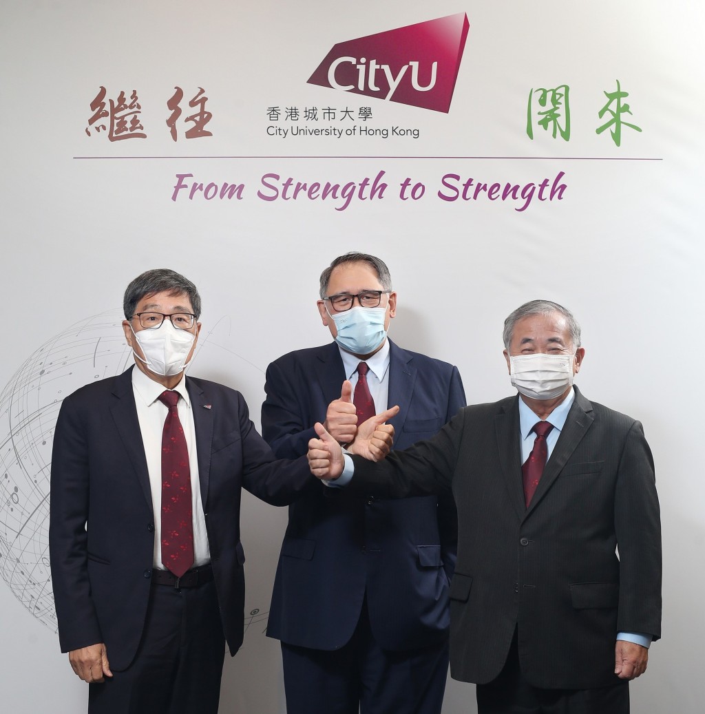 左起：城大現任校長郭位教授，校董會主席黃嘉純先生，及下任校長梅彥昌教授。城大提供