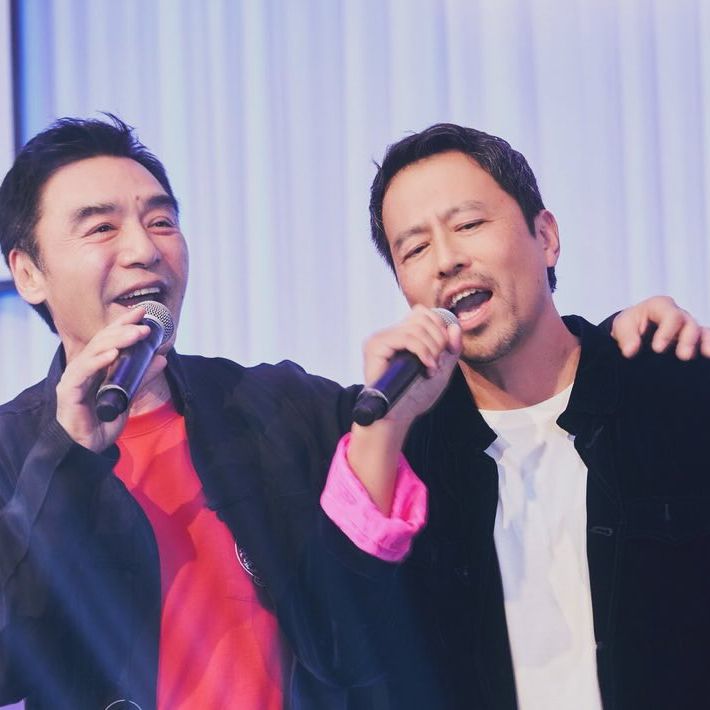 阿B鍾鎮濤（左）同林熙蕾老公楊晨一起合唱。