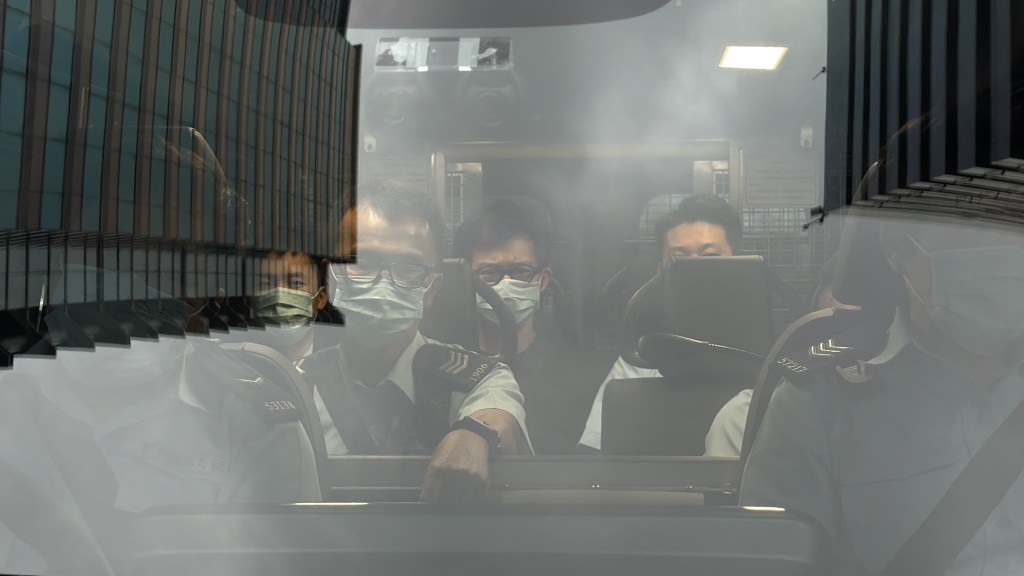 林作由警車押送往東區法院。梁國峰攝