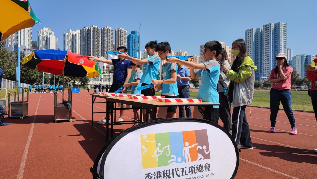 秀茂坪少年警訊與中國香港現代五項總會攜手合作於學界推廣現代五項激光跑。秀茂坪少年警訊圖片