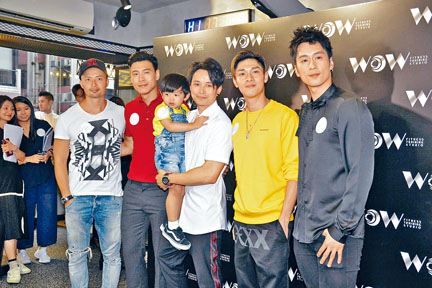 關楚耀（右二）等好友齊到場撐Avis。