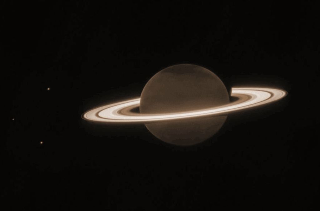 韋伯以往曾傳來土星的美麗景像。