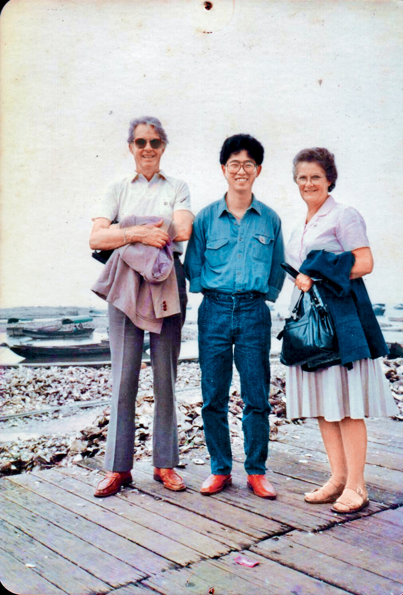 1986年，曾资助他学费的加拿大夫妇来港，李耀辉与他们相见道谢。