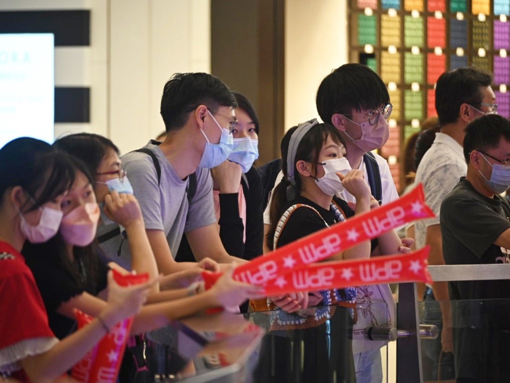 市民聚在商場觀看閉幕禮。