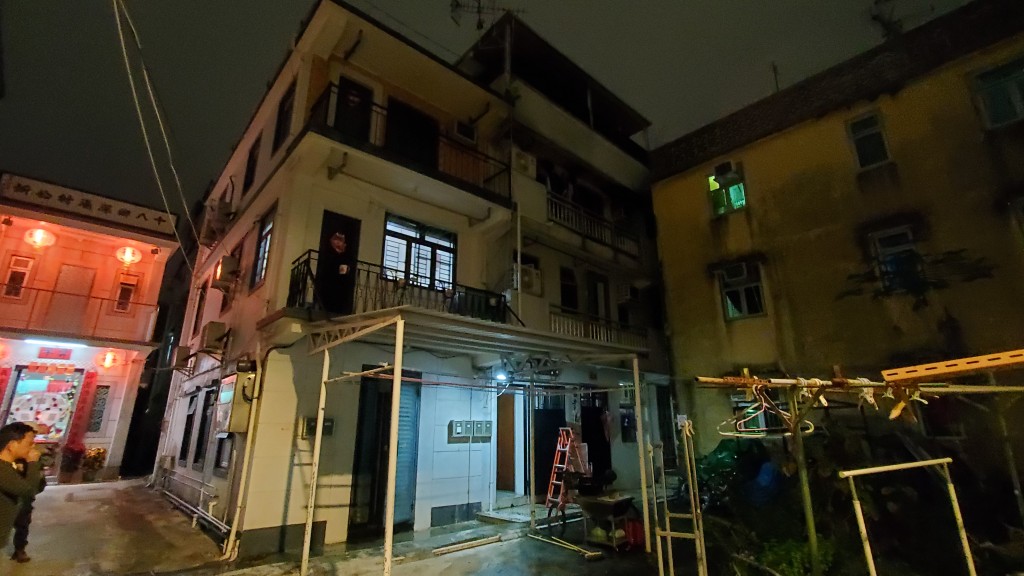 元朗深涌村村屋起火 消防拖喉救熄