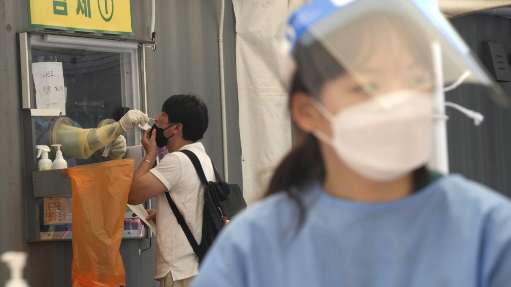 南韓自本月起每日確診都逾10萬宗。AP