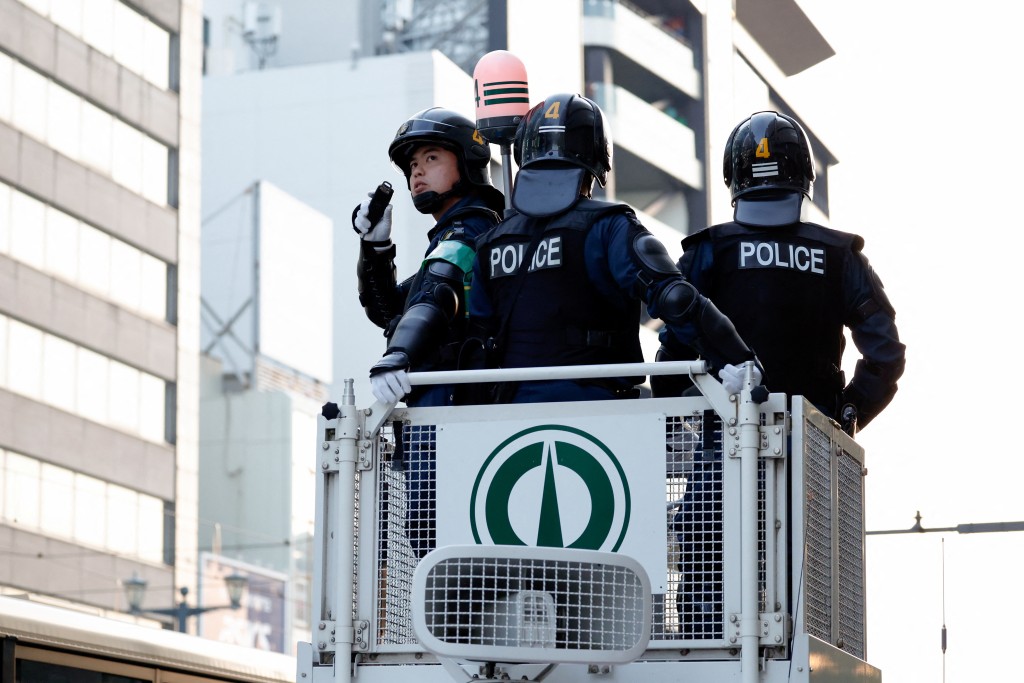 日本警方加强市内保安。路透社