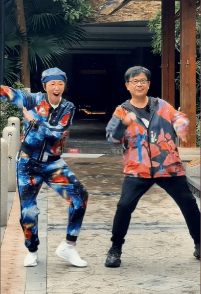 60歲的苑瓊丹孖住59歲的黃一山在國內的公園跳《科目三》，不過兩人跳了不足十秒，已經忍不住哈哈大笑。