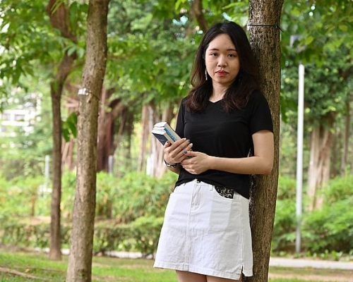 去年在中大中國語言及文學系文學碩士畢業的葉秋弦，將於下月推出新書《綠皮火車》。