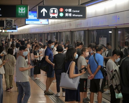 港鐵呼籲乘客可分批離開工作地點乘搭列車。資料圖片