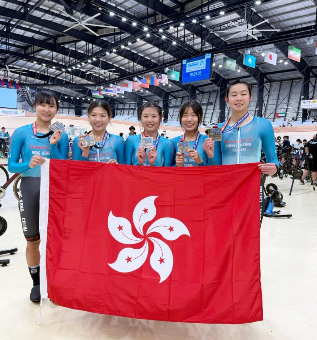 以李思颖（左起）为首的港队，成员包括梁宝仪、梁颖仪、张履檾及关旨君合力夺得亚锦赛女子团体追逐赛铜牌。香港单车总会图