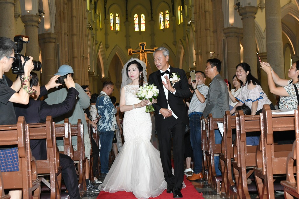 陳榮峻與同是無綫綠葉的吳香倫譜黃昏戀，三年前再婚，成為一時佳話，其子女亦非常支持。