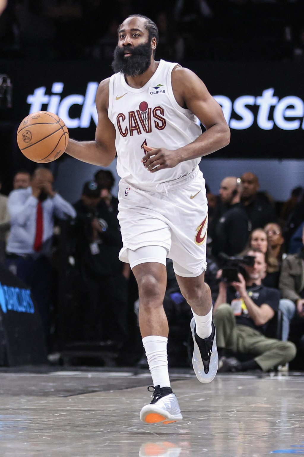 哈登無視右手拇指骨折傷勢火速復出，交出22分9個籃板及8次助攻的數據。路透社