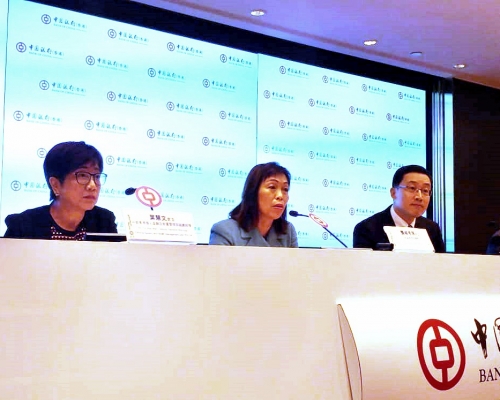 中銀香港副總裁龔楊恩慈(左二)。