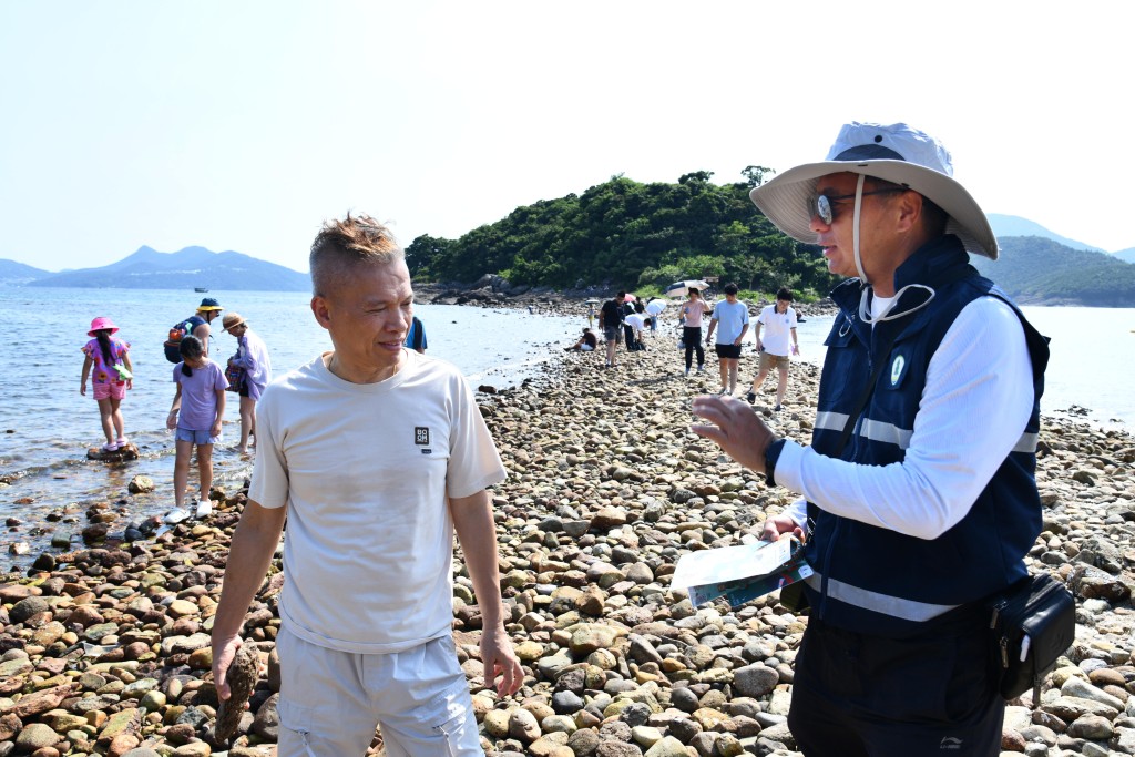 漁護署職員提醒遊客愛護海洋。