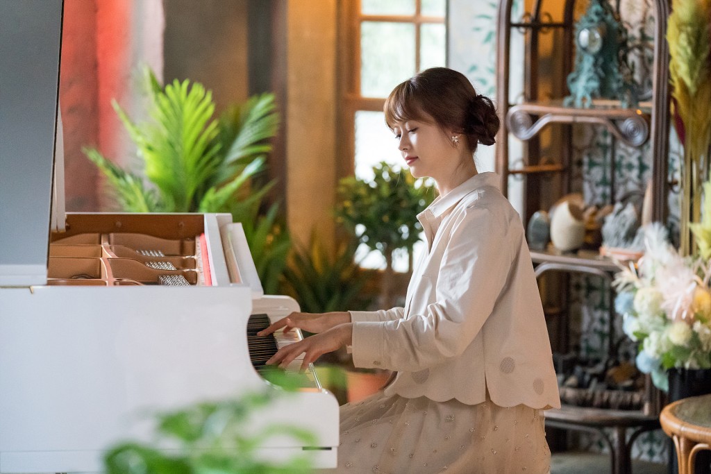 高雅羅飾演鋼琴家具蘿蘿。