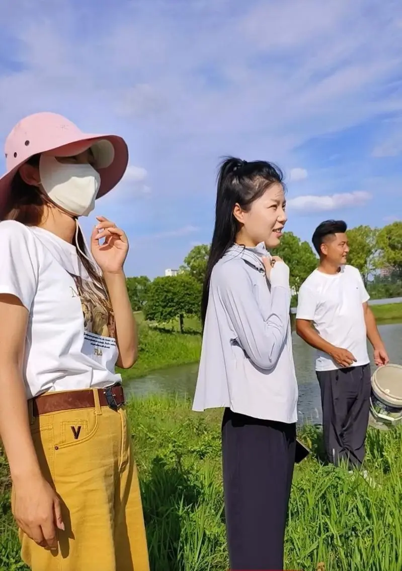 好奇民眾前來慰問情變的母黑天鵝。極目新聞 好奇民眾前來慰問情變的母黑天鵝。極目新聞