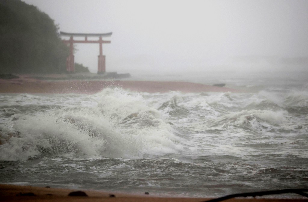 颱風南瑪都吹襲日本九州風雨交加。AP圖片