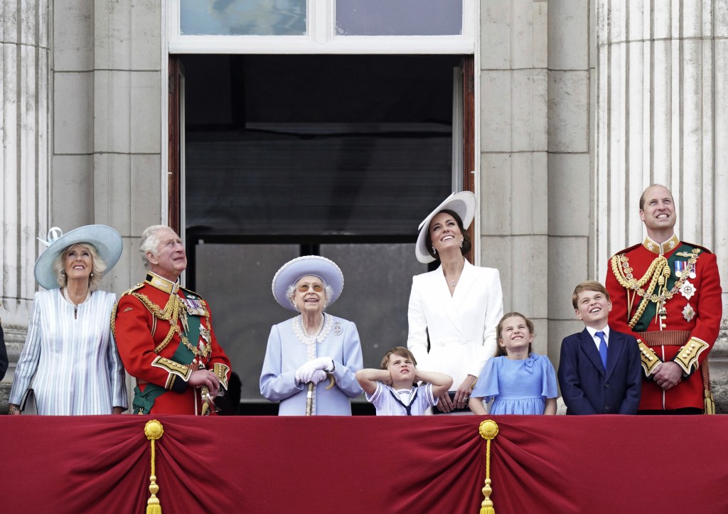 已届96高龄的女皇周四拿着手杖步出白金汉宫露台。AP