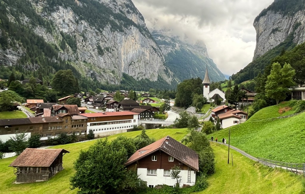 瑞士著名瀑布村因太多遊客湧入，當地擬收取入場費。
