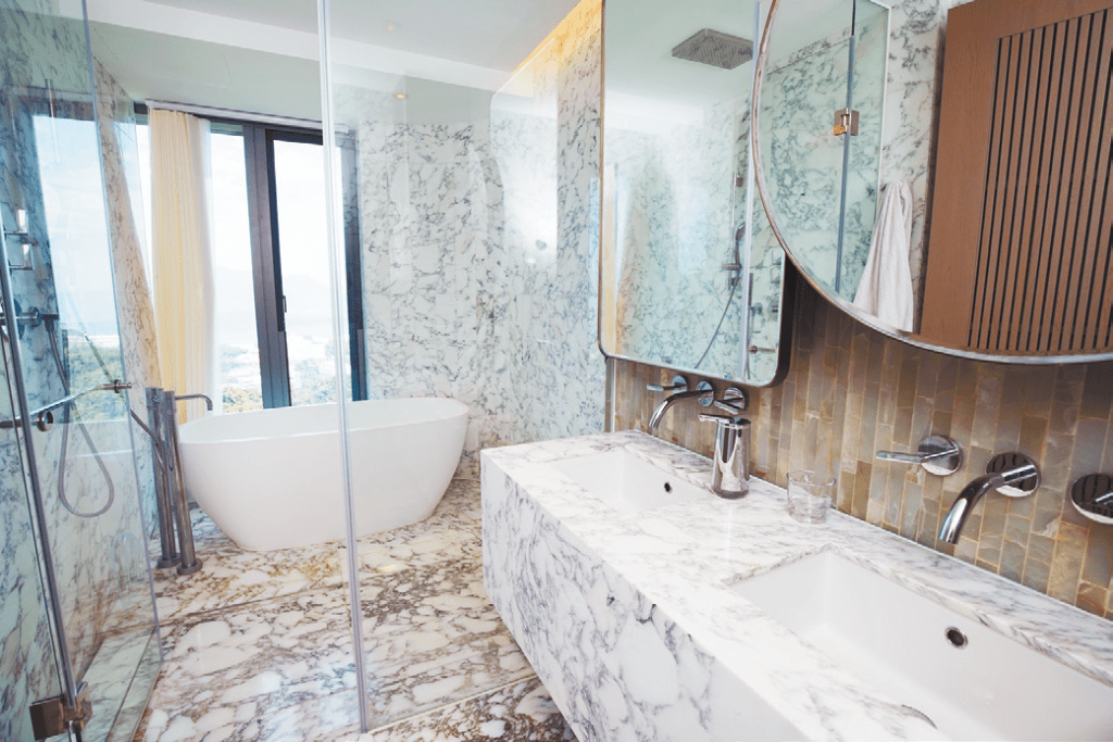 浴室牆身用上白色皮紋大理石鋪砌而成，備有浴缸浸浴。
