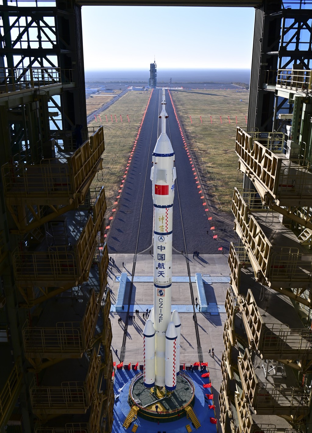 神舟十七号载人飞船与长征二号F遥十七运载火箭组合体已转运至发射区。（中新社）