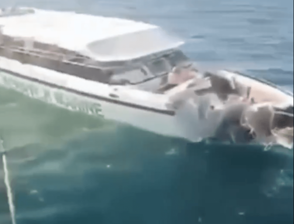 高速快艇的船頭嚴重損毀。 X@PrzemekShura 影片截圖