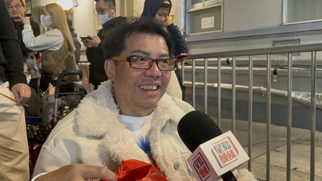 在另一排排頭位的麥生，自周四（3月12日）晚已開始通宵排隊「瞓咗一晚」。曾志恆攝