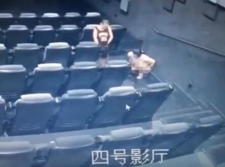二人在放映廳內小便。網圖