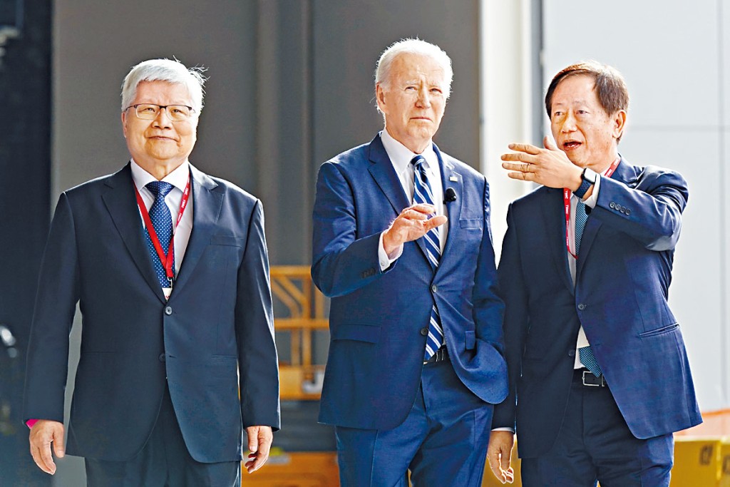 台積電董事長劉德音(右)和總裁魏哲家陪同拜登參觀廠房。