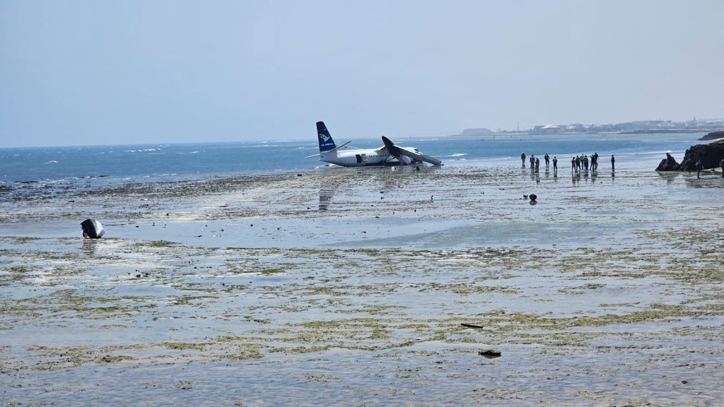 飛機衝出跑道擱淺淺灘上，幸全員生還。路透社
