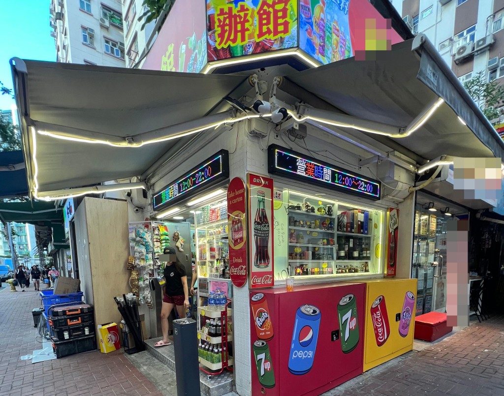 紅磡一間辦館讓客人「試食」「白牌煙」。 陶法德攝