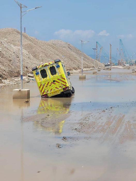 救護車跌落泥水坑。網圖