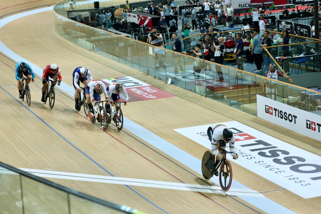 男子凯林赛决赛，荷兰选手Harrie Lavreysen一马当先冲过终点，杜棹熙（蓝衫)得第五名。徐嘉华摄