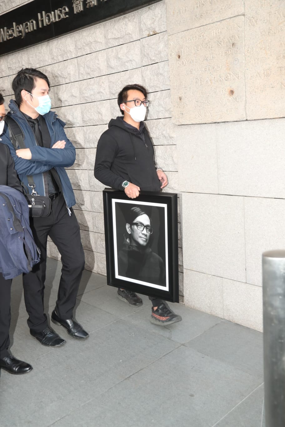 工作人員拿着Jacky Ma遺照。