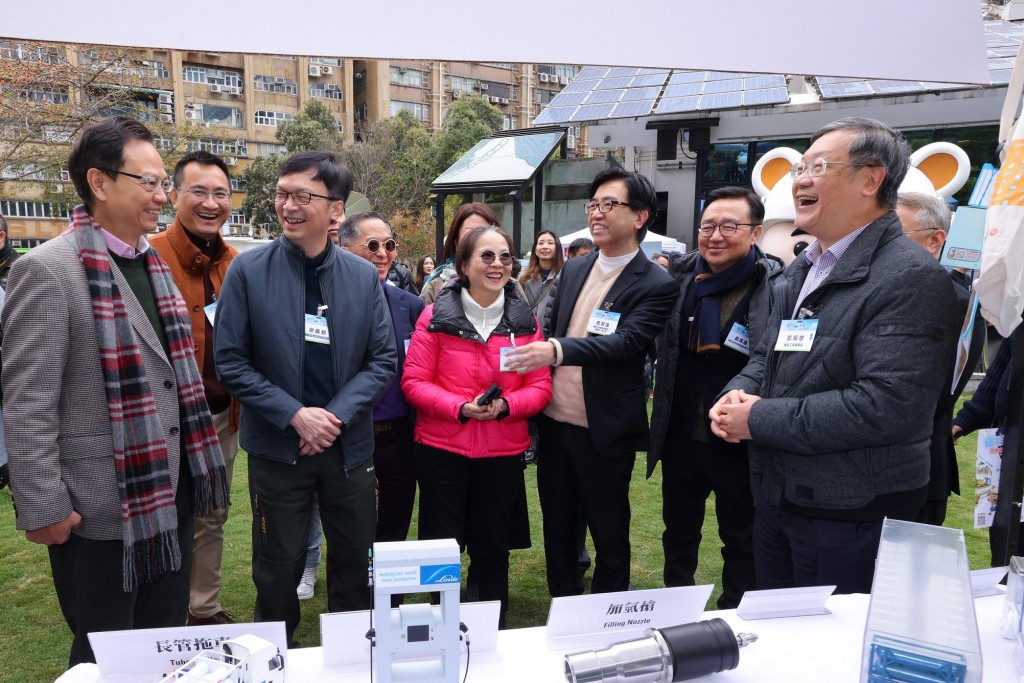 环境局副局长黄淑娴（中）及其他嘉宾参观展览摊位。政府新闻处