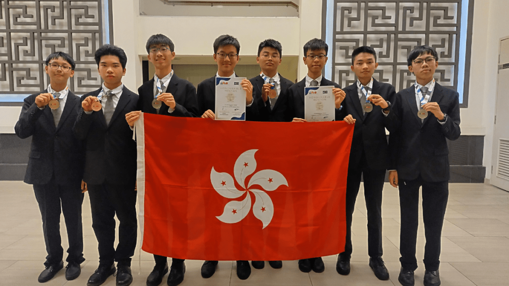 8名學生代表香港參加6月3日至10日在馬來西亞舉行的第24屆亞洲物理奧林匹克，表現優異。（左起）劉暢、梅樂天、甄璟堯、潘俊彥、唐銘蔚、陳愷知、傅思皓和梁至鋒。政府新聞處圖片