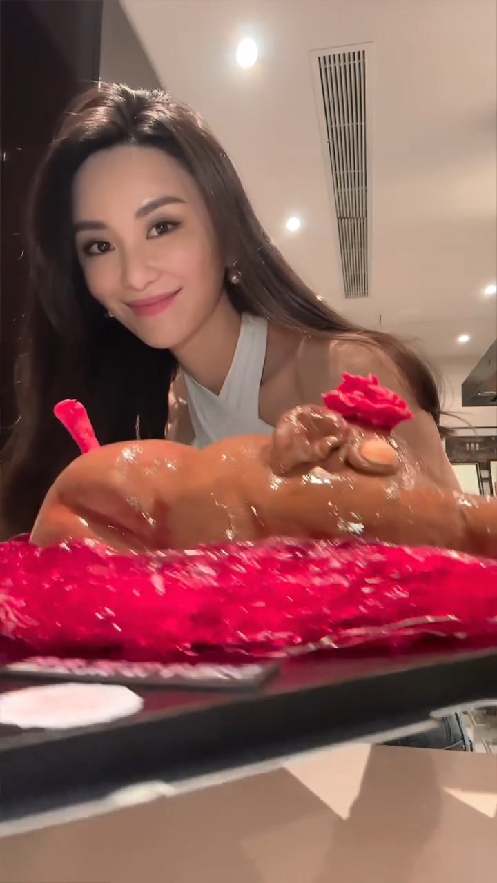 裕美准备乳猪蛋糕。