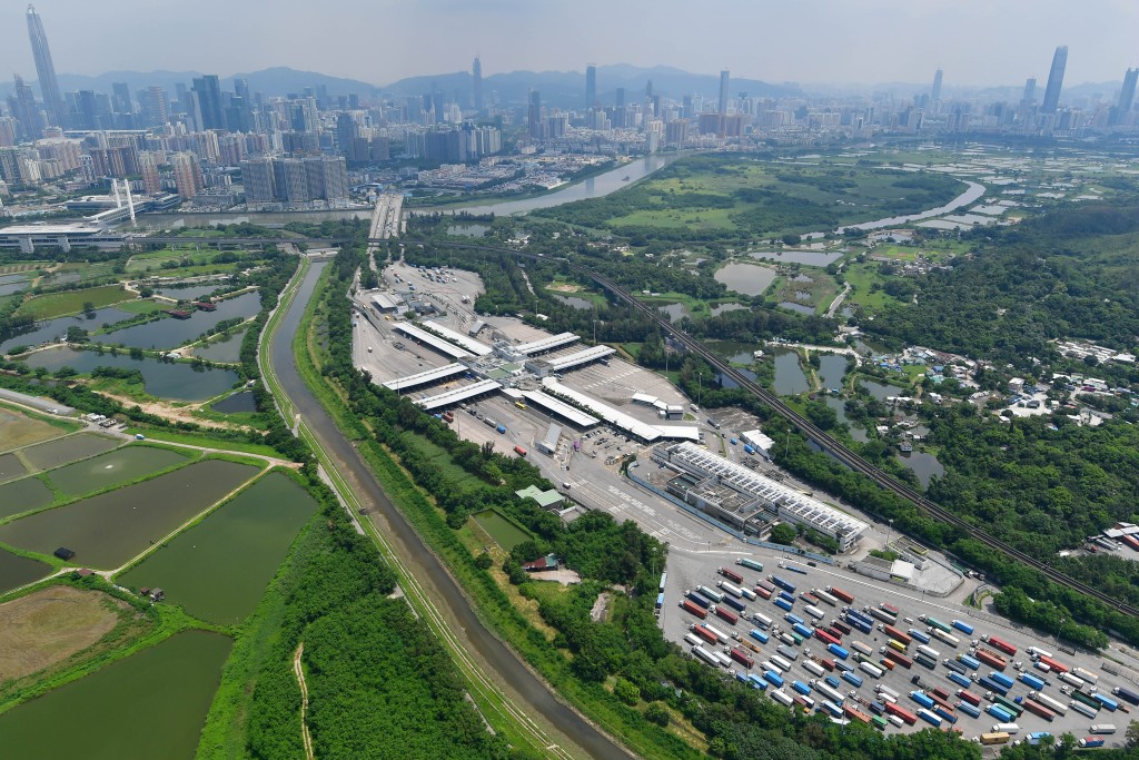 現時,持有深圳灣口岸、文錦渡及沙頭角管制站許可證的跨境私家車,可於通宵時段經落馬洲管制站過境。 現時,持有深圳灣口岸、文錦渡及沙頭角管制站許可證的跨境私家車,可於通宵時段經落馬洲管制站過境。