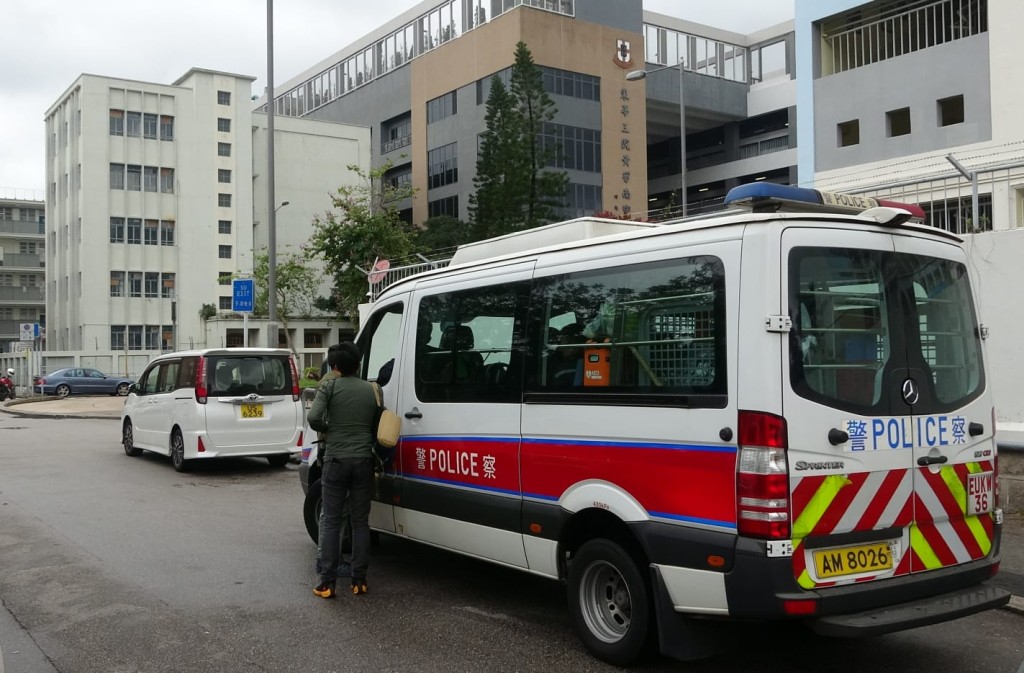 警方懷疑玻璃遭強風破壞。