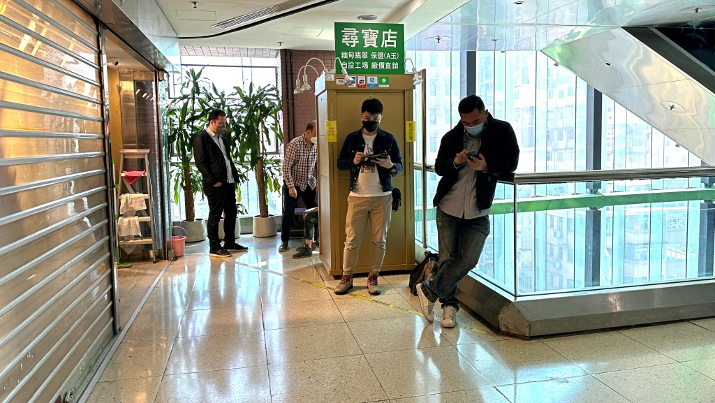 賣玉石首飾的車仔檔遭爆竊,探員到場調查。梁國峰攝